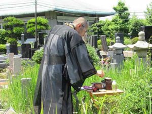 お墓の蓋を開ける時